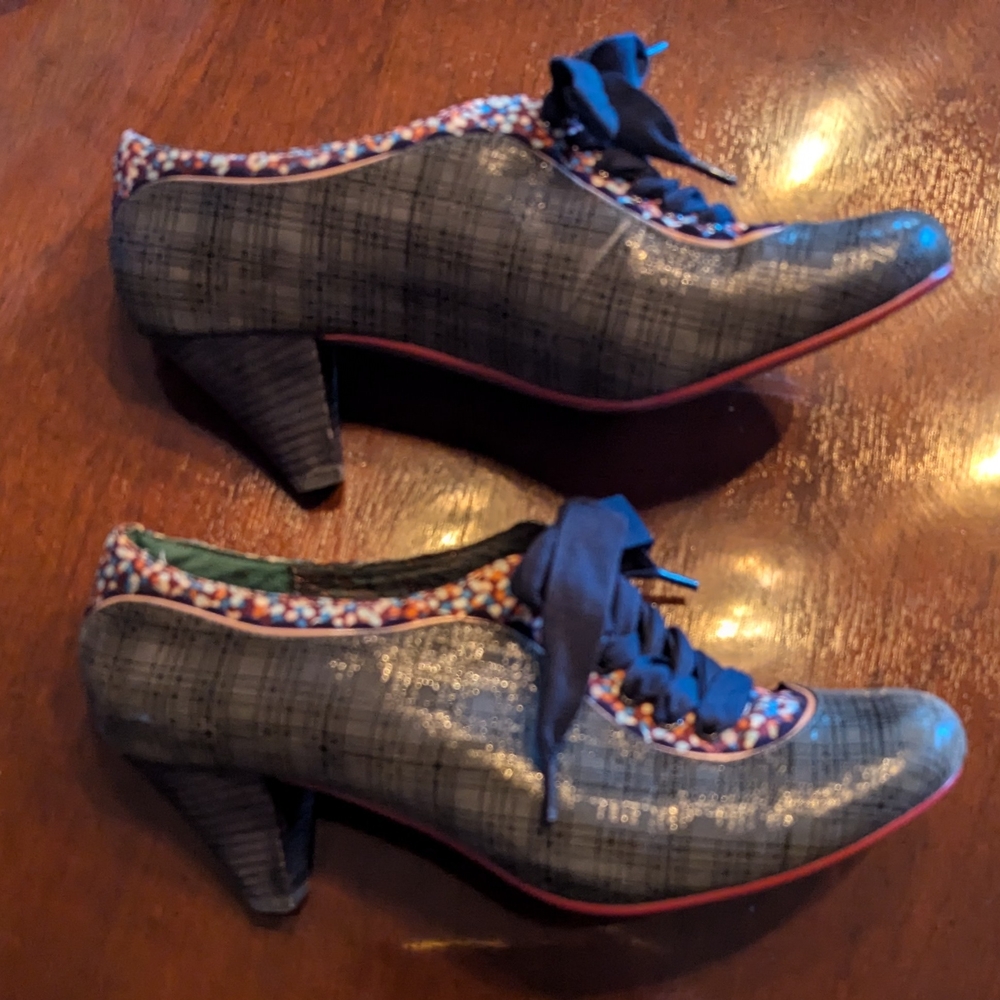 Stylish Women's Plaid Heels with Blue Accents